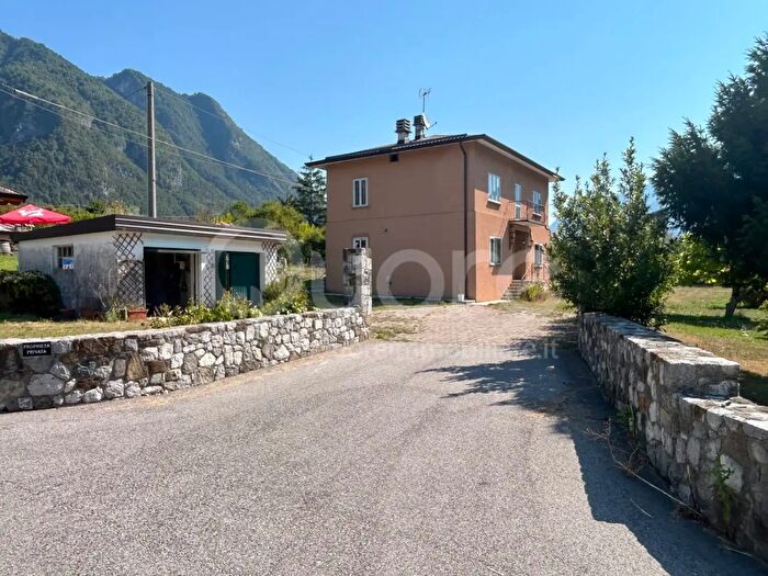Casa con 10 locali in vendita in Via Nazionale, Amaro