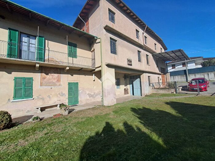 Casa con 9 locali in vendita in Via S Rocco, Momo