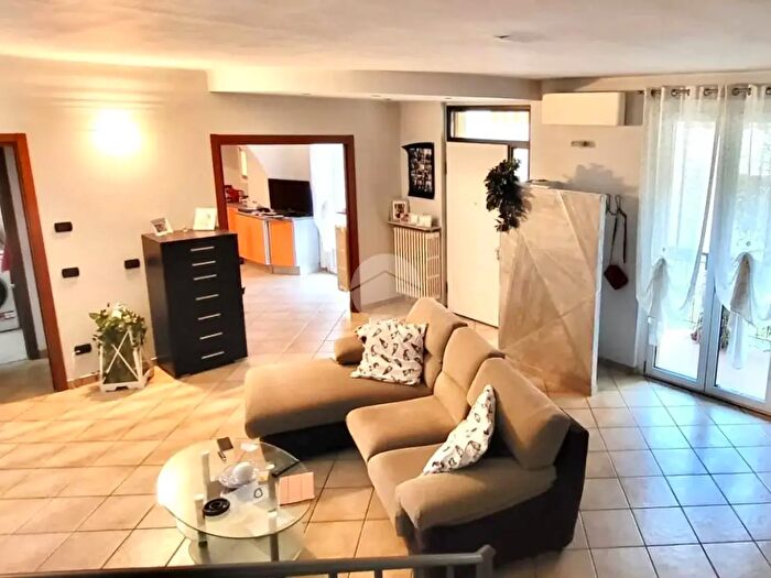 Casa trilocale in vendita in Via S Simpliciano, Carate Brianza