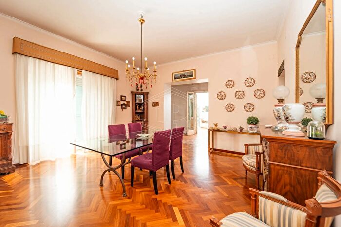 Appartamento con 8 locali in vendita in Via Miano, Napoli