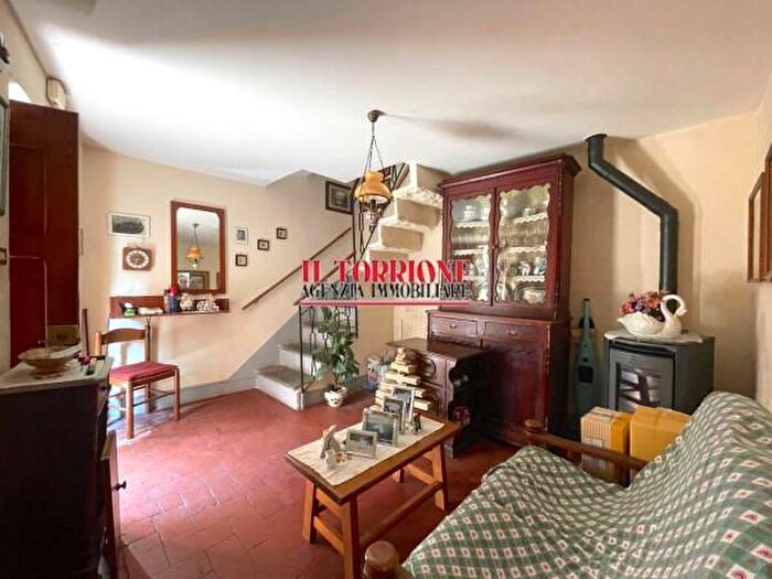 Casa con 5 locali in vendita in Piazza Vittorio Veneto, Villa Basilica