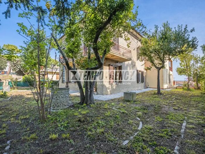 Casa con 7 locali in vendita in Via Sibillini, Corridonia