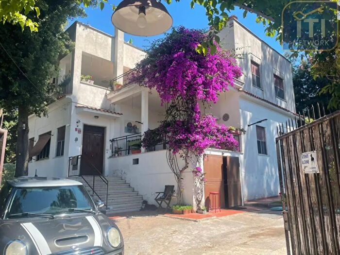 Casa con 5 locali in vendita in Via delle Petunie, Anzio