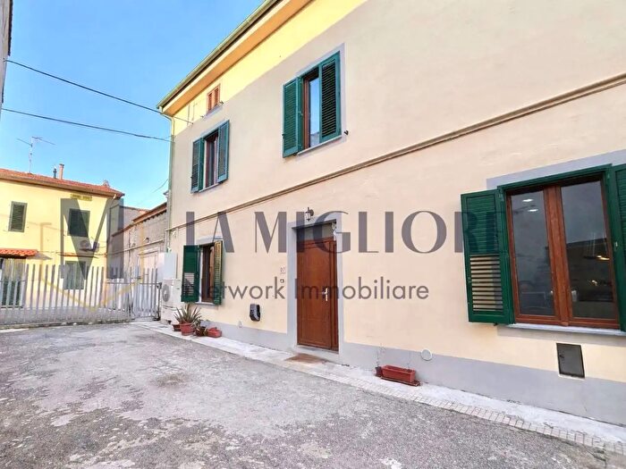 Casa quadrilocale in vendita in Via Traversa delle Caserane, Prato