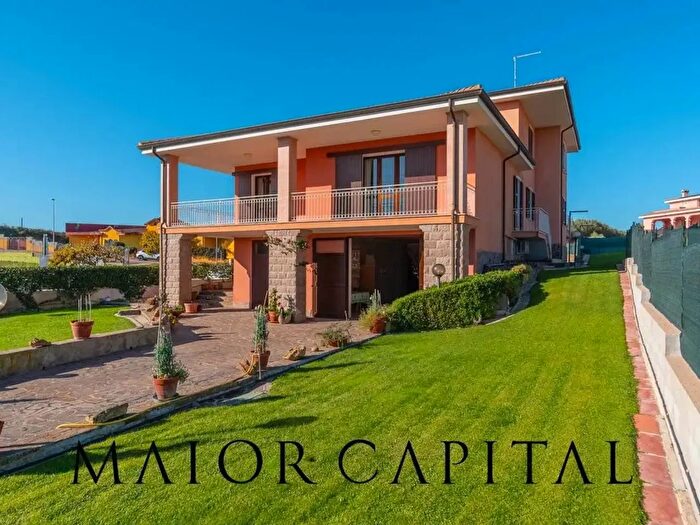 Casa con 12 locali in vendita in Oschiri