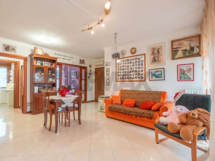 Appartamento quadrilocale in vendita in Via Vincenzo Petra, Roma