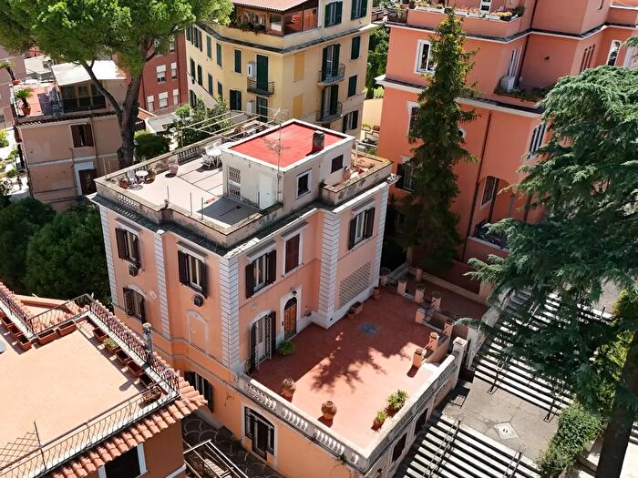 Casa con 11 locali in vendita in Via Fratelli Bandiera, Roma