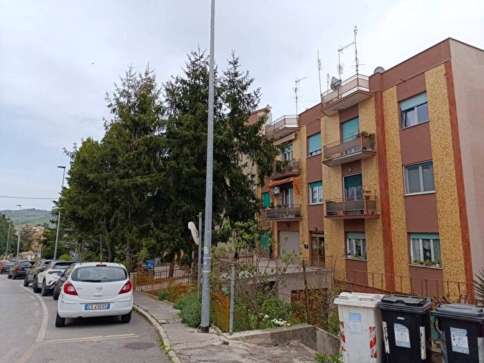 Appartamento trilocale in affitto in Via Pesaro, Piano, Ancona