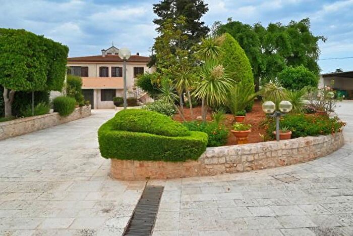 Casa con 6 locali in vendita in Strada Comunale San Giorgio, Putignano