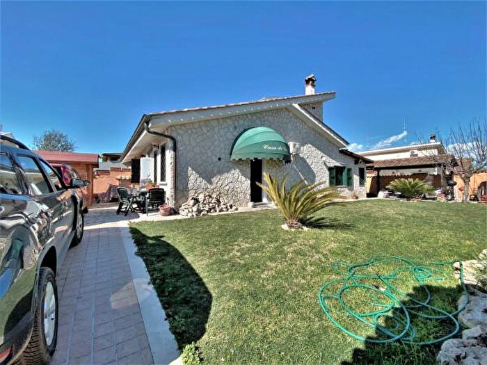 Casa quadrilocale in vendita in Via Terlago, Roma