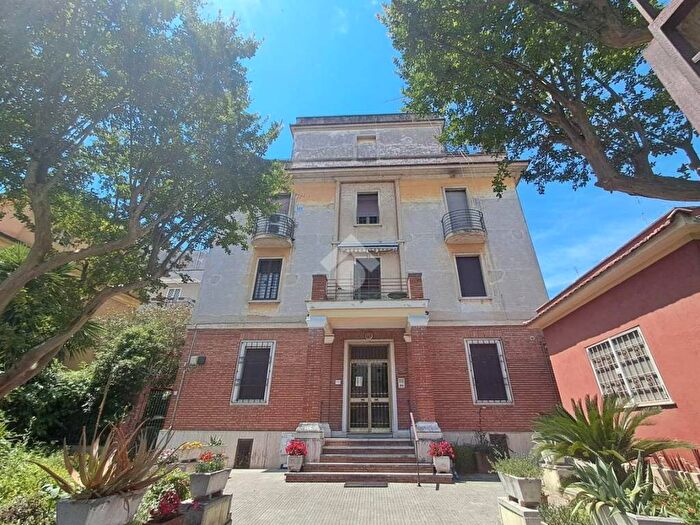 Appartamento trilocale in affitto in Via delle Alpi Apuane, Città Giardino, Roma