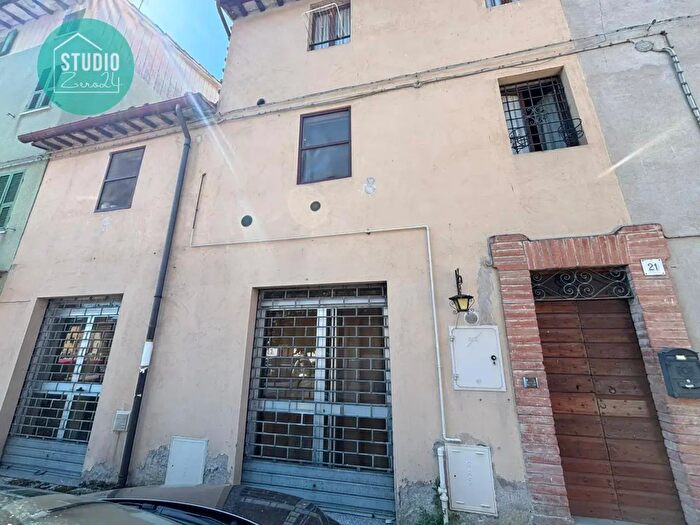 Casa con 5 locali in vendita in Piazza della Vittoria, Marsciano