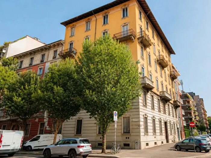 Appartamento quadrilocale in vendita in Via Ferrucci, Milano