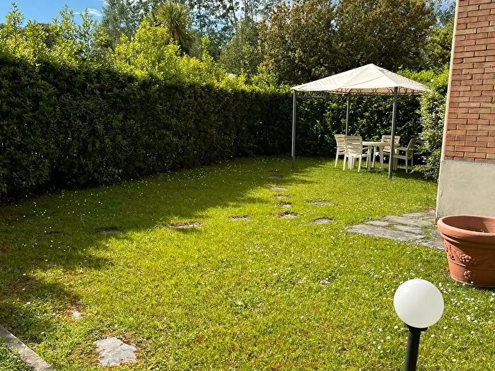 Appartamento trilocale in affitto in Montignoso