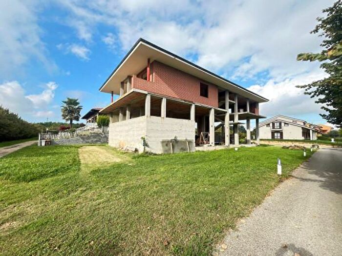 Casa con 6 locali in vendita in Via Primo Levi, Monta