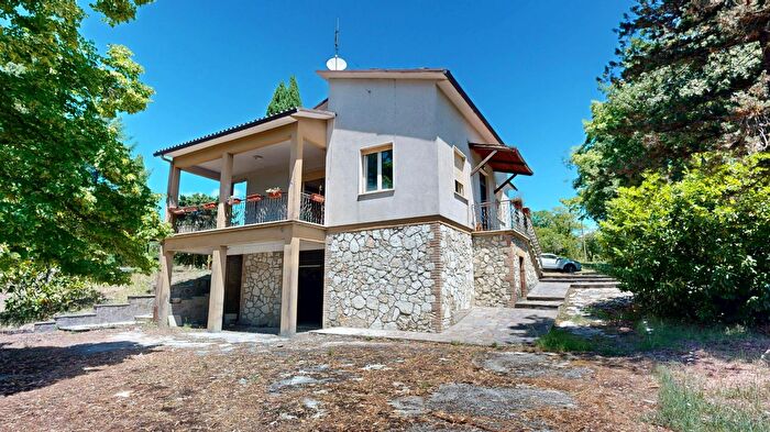 Casa quadrilocale in vendita in Via dei Ponticelli Rocca Sinibalda, Rocca Sinibalda