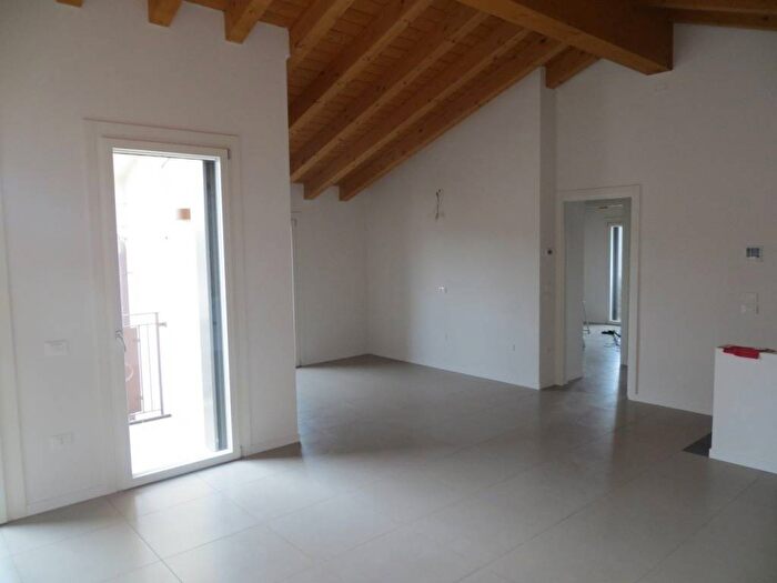 Appartamento trilocale in affitto in Quinto Vicentino, Centro