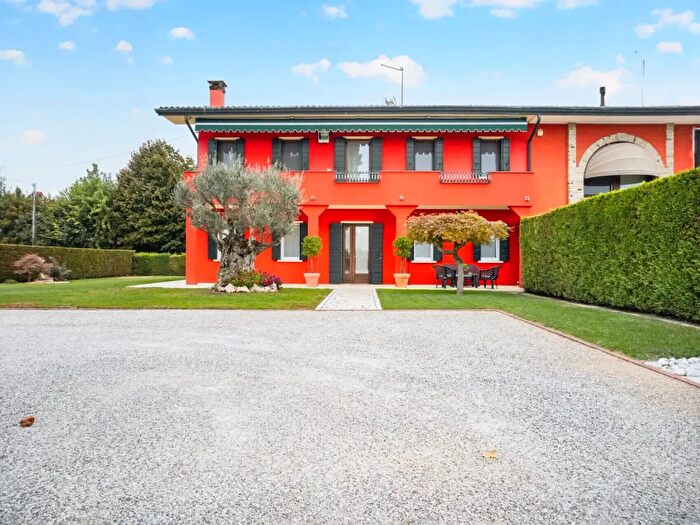 Casa con 7 locali in vendita in Brugine