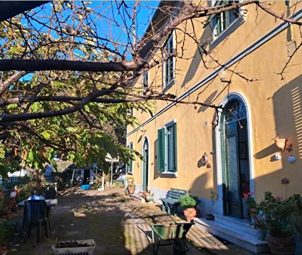 Casa con 10 locali in vendita in Livorno