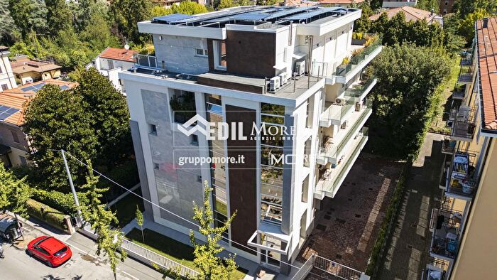 Appartamento quadrilocale in vendita in Via della Pace, Modena