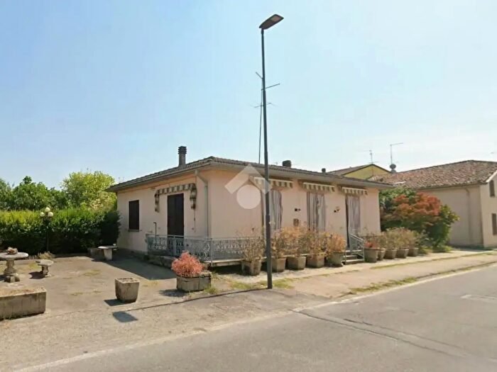 Casa bilocale in vendita in Via Roma, Sissa Trecasali