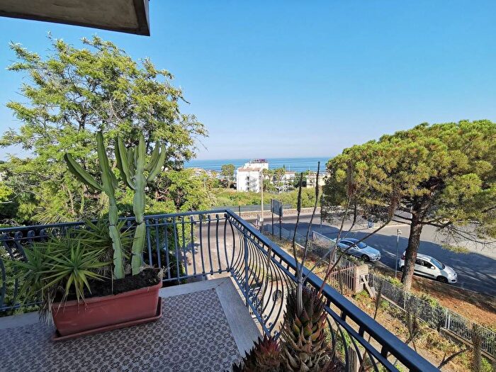 Appartamento con 5 locali in affitto in Via Livorno, Aci Trezza, Aci Castello