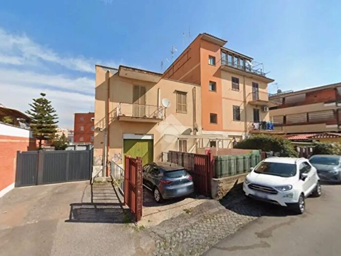 Appartamento trilocale in vendita in Via delle Rondini, Roma