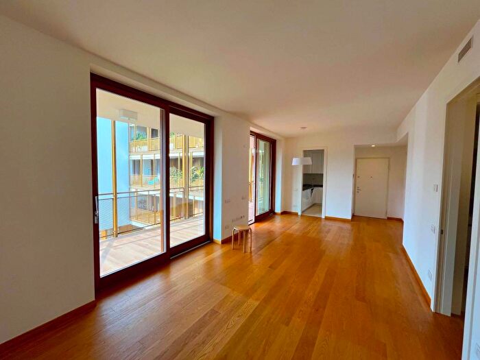 Appartamento trilocale in affitto in Via Monte Rosa, Monte Rosa Lotto, Milano