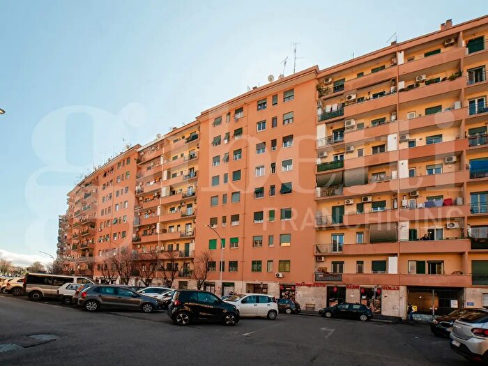 Appartamento trilocale in vendita in Via Giovanni Pittaluga, Roma