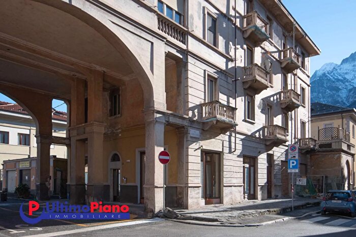 Appartamento con 5 locali in vendita in Via Laurent Cérise, Aosta