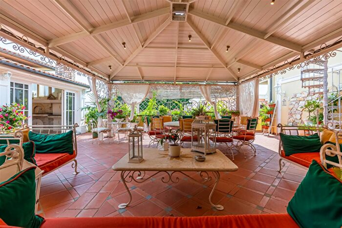 Casa con 13 locali in vendita in Pistoia