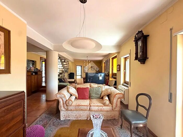 Appartamento con 5 locali in vendita in Via Francesco Muzzillo, Cosenza
