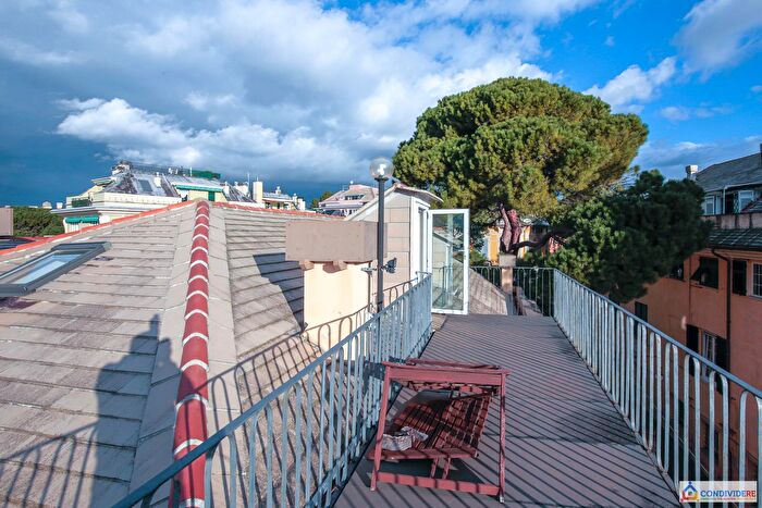 Appartamento con 8 locali in vendita in Via San Giuliano, Genova