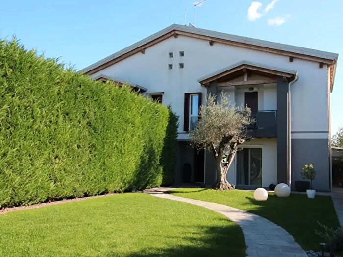 Casa con 5 locali in vendita in Via Zanella, Abano Terme