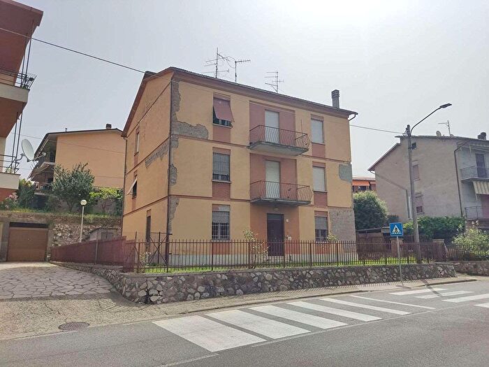 Casa con 10 locali in vendita in Via della Stazione, Baschi