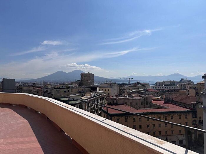 Casa quadrilocale in affitto in Piazza Giacomo Matteotti, Centro Storico, Napoli