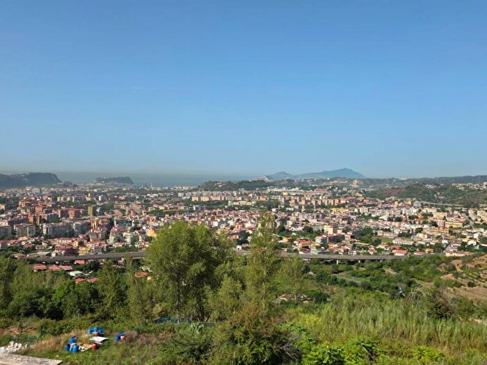 Appartamento con 5 locali in affitto in Via Camaldolilli, Pigna Omodeo, Napoli