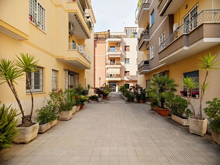 Appartamento trilocale in vendita in Via Alessandro Avoli Snc, Roma