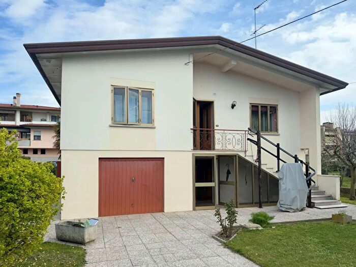 Casa con 8 locali in vendita in Via Alcide De Gasperi, San Vendemiano