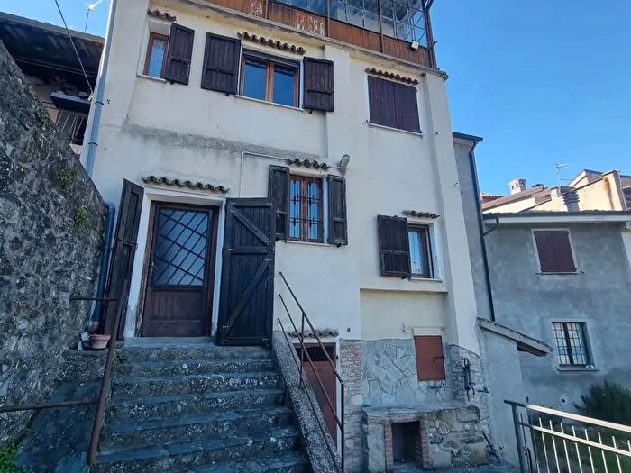 Casa con 12 locali in vendita in Via Manin, Alta Val Tidone