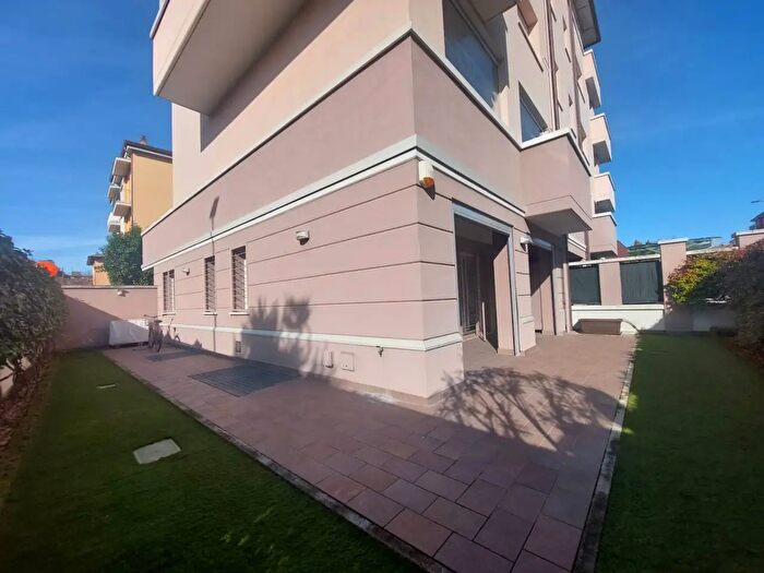 Appartamento con 5 locali in vendita in Via Valle dAosta, Bologna