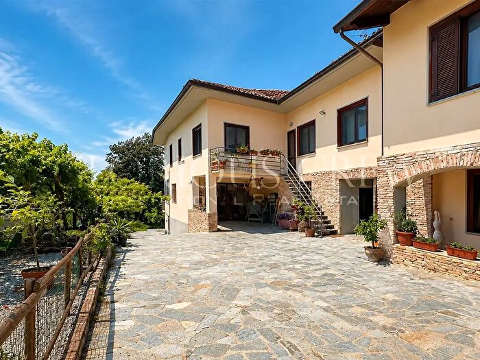 Casa con 12 locali in vendita in Via Braia, Brozolo