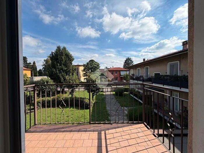 Appartamento trilocale in affitto in Via Monteregio, Centro, Casatenovo