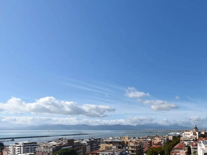 Appartamento con 6 locali in vendita in Via Milano, Cagliari