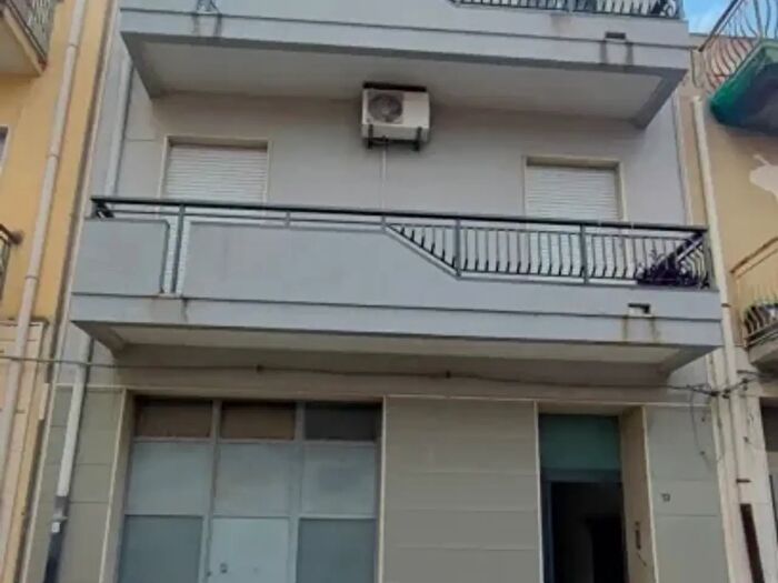 Casa con 13 locali in vendita in Floridia