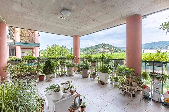 Appartamento con 7 locali in vendita in Via Ca di Cozzi Verona, Verona