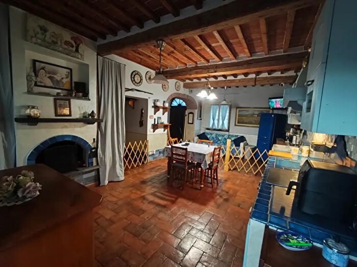 Casa con 6 locali in vendita in Lucca