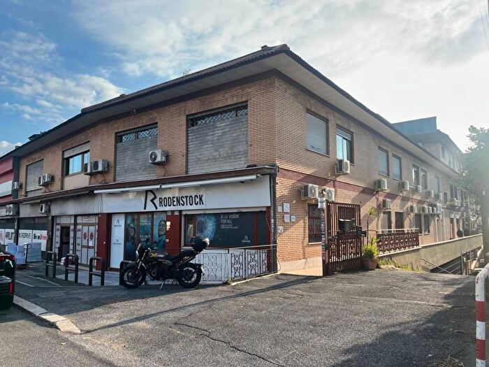 Appartamento trilocale in affitto in Via Gasperina, Anagnina, Roma