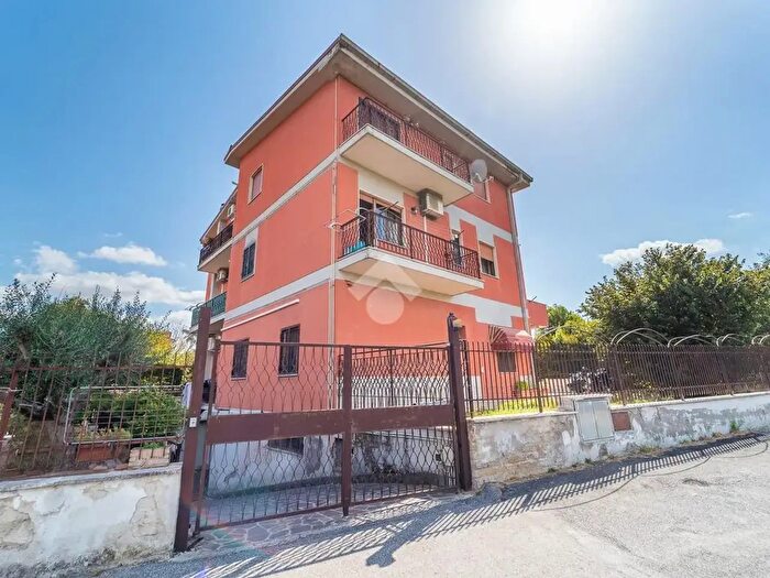 Appartamento quadrilocale in vendita in Via Pavigliana, Roma