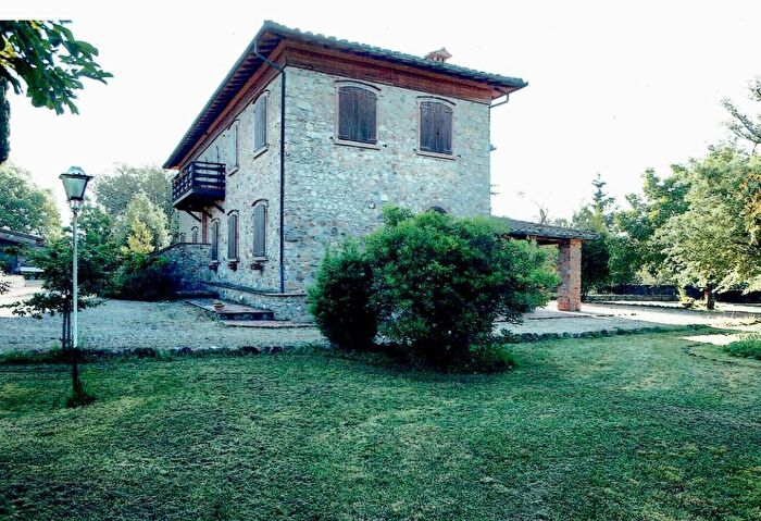 Casa con 14 locali in vendita in Monticiano Si, Monticiano
